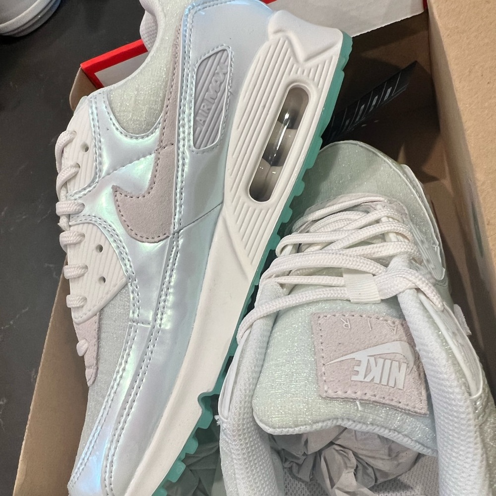 Never worn - Womens size 9 AirMaxs